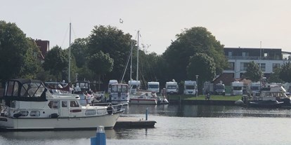 Motorhome parking space - öffentliche Verkehrsmittel - Ostfriesland - Blick auf den WoMo Stellplatz - Stellplatz Alter Binnenhafen