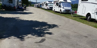 Motorhome parking space - öffentliche Verkehrsmittel - Switzerland - Über die Feiertage wurde temporär erweitert - Stellplatz Eichholz / Gerlafingen 