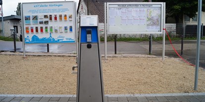 Reisemobilstellplatz - Region Stuttgart - Frischwasseranlage und Informationstafeln im Hintergrund - Reisemobilstellplatz Nürtingen