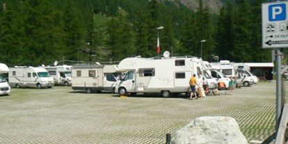 Reisemobilstellplatz - Art des Stellplatz: ausgewiesener Parkplatz - Italien - Area attrezzata sosta Camper Tschaval