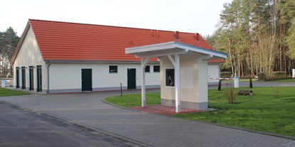 Reisemobilstellplatz - Umgebungsschwerpunkt: am Land - Sachsen-Anhalt - Sanitärgebäude - Stellplatz - La Porte Bertingen