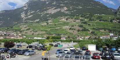 Motorhome parking space - öffentliche Verkehrsmittel - Valais - Parking Bains de Saillon