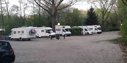 Reisemobilstellplatz - Borculo - Meerdere Campers met in het midden de verzorgingszuil met Water, Stroom en afvoer. 
De kosten zijn € 10,00 per 24 uur. met verlichting en afvalbak.  - Camping Lansbulten