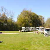 RV parking space - Camping "Les Grottes"  ***Swisscamp. Location bungalows, Swiss-Yourtes, Mobil-Home. Visite des Grottes et du Préhisto-Parc de Réclère. - Camping "Les Grottes"