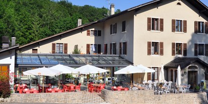 Reisemobilstellplatz - öffentliche Verkehrsmittel - Schweiz - Hôtel-restaurant "Les Grottes" - Camping "Les Grottes"