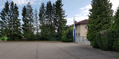 Reisemobilstellplatz - WLAN: teilweise vorhanden - Rügen - Einfahrt und Stellplatz - Parkplatz mit Strom für WoMo und co. in Stralsund, M/V 