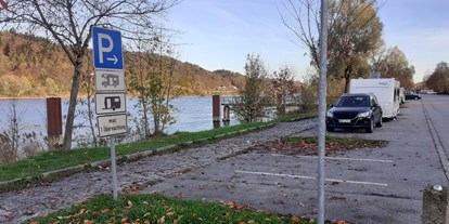 Motorhome parking space - Hunde erlaubt: Hunde erlaubt - Hunding (Landkreis Deggendorf) - Wohnmobilstellplatz Donaupromenade