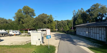 Motorhome parking space - Golf - Oberbayern - Wohnmobilstellplatz Schlösslwiese