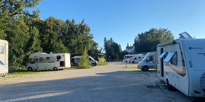 Motorhome parking space - Tennis - Oberbayern - Wohnmobilstellplatz Schlösslwiese