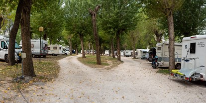 Reisemobilstellplatz - Art des Stellplatz: eigenständiger Stellplatz - Lombardei - Area Sosta Camper Lugana Marina