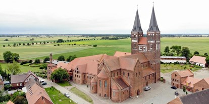 Reisemobilstellplatz - Umgebungsschwerpunkt: Stadt - Sachsen-Anhalt Nord - Luftbildaufnahme vom Kloster Jerichow - Stellplatz am Kloster Jerichow