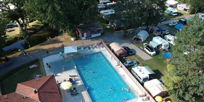 Reisemobilstellplatz - Entsorgung Toilettenkassette - Region Schwaben - Luftaufnahme Pool - Park Camping Iller