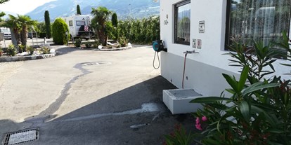 Motorhome parking space - Frischwasserversorgung - Italy - Camper Stellplatz Schneeburghof