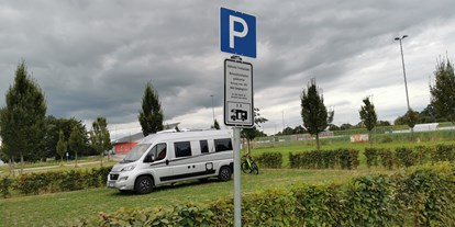 Motorhome parking space - Müllheim - Mei ist wunderschönes Fahrzeug und das Hinweisschilder, das bitte lesen - Stellplatz Staufen/ Grunern