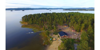 Reisemobilstellplatz - Duschen - Schweden - Vogelsicht über Haupthaus mit Strand und Campingplatz im Wald - Norra Dellen Familjecamping