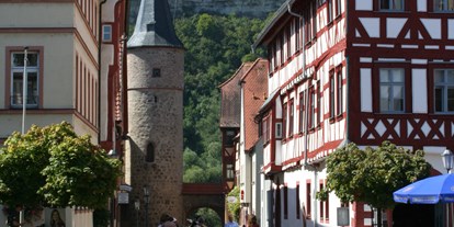 Reisemobilstellplatz - Franken - historische Altstadt Karlstadt (Marktplatz) mit Blick auf die Ruine Karlsburg - Karlstadt - Mühlbach