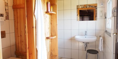 Reisemobilstellplatz - Badestrand - Bayern - WC, Urinal, Waschtisch und ebenerdige Dusche - Birkholmhof