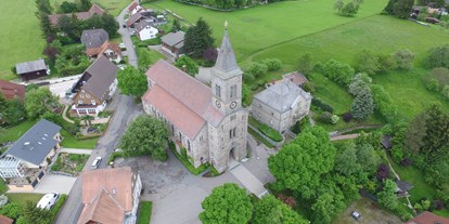Reisemobilstellplatz - Stromanschluss - Höchenschwand - Kirche in Bonndorf - Stellplatz am Freibad