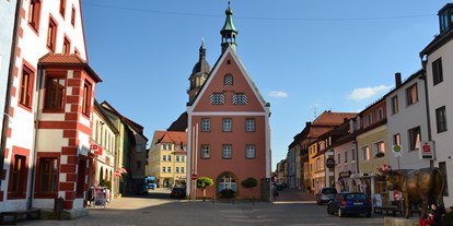 Reisemobilstellplatz - Vilseck - Die Auerbacher Innenstadt mit dem historischem Rathaus und dem Kirchturm der Stadtpfarrkirche. - Stellplatz Am Behälterweiher