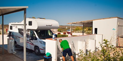 Motorhome parking space - Umgebungsschwerpunkt: Therme(n) - Andalusia - Servicios - Camper Park Playas de Luz