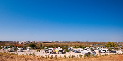 Motorhome parking space - Umgebungsschwerpunkt: Therme(n) - Vista general - Camper Park Playas de Luz