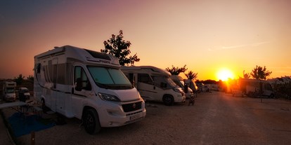 Reisemobilstellplatz - Umgebungsschwerpunkt: Therme(n) - Spanien - Parcelas - Camper Park Playas de Luz