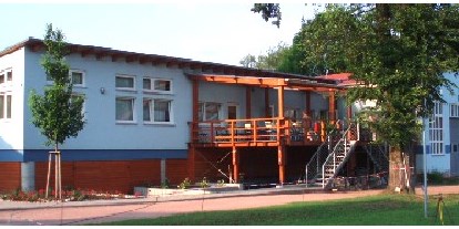 Reisemobilstellplatz - Umgebungsschwerpunkt: Fluss - Sachsen-Anhalt Süd - Vereinsgebäude mit Außenterrasse vom Seesportverein Dessau e.V. - Seesportverein Dessau e.V.