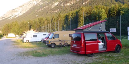 Reisemobilstellplatz - Art des Stellplatz: ausgewiesener Parkplatz - Hall in Tirol - Am Stellplatz - Zentralalpen-Stellplatz Trins im Gschnitztal