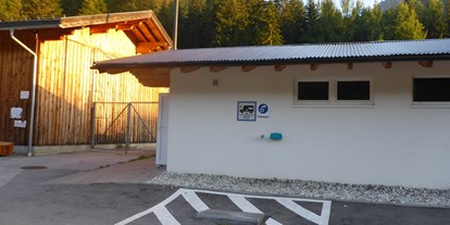 Reisemobilstellplatz - Hunde erlaubt: Hunde erlaubt - Tirol - Sanitärgebäude - Zentralalpen-Stellplatz Trins im Gschnitztal