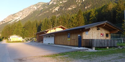 Reisemobilstellplatz - Art des Stellplatz: ausgewiesener Parkplatz - Hall in Tirol - Am Platz - Zentralalpen-Stellplatz Trins im Gschnitztal