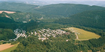 Reisemobilstellplatz - Stromanschluss - Kirchhundem - Luftaufnahme Campingplatz Hof Biggen - Campingplatz Hof Biggen