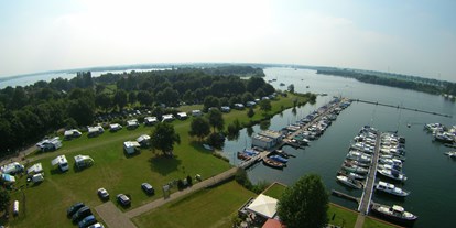 Reisemobilstellplatz - Angelmöglichkeit - Niederlande - Lufbild Wohnmobilstellplätze, Jachthafen, Gaststätte und See - Jachthaven 't Loo