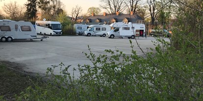 Reisemobilstellplatz - öffentliche Verkehrsmittel - Kleinmachnow - Parkplatz Am Krongut Potsdam