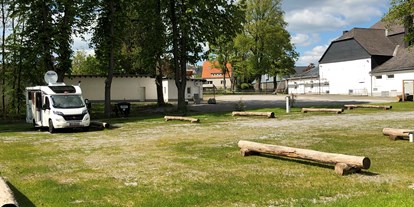 Motorhome parking space - Tennis - North Rhine-Westphalia - Blick auf historisches Schützenhalle - Wohnmobilhafen Brilon