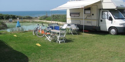 Motorhome parking space - Stromanschluss - Sicily - fronte mare e prato verde, Pozzallo ha la bandiera blu - Salvamar Camper Sosta