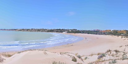 Motorhome parking space - Umgebungsschwerpunkt: Meer - Sicily - bellissima spiaggia pulita e solitaria, con bandiera blu - Salvamar Camper Sosta