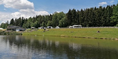 Reisemobilstellplatz - Umgebungsschwerpunkt: am Land - Vogtland - Blick auf den Stellplatz - Vogtlandcamping