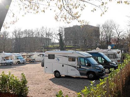 Motorhome parking space - Mülhausen - Ruhige Lage beim Grüttpark - Wohnmobil-Stellplatz Lörrach-Basel