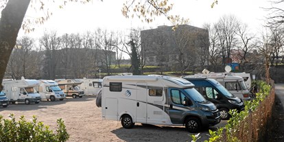Reisemobilstellplatz - Art des Stellplatz: vor Campingplatz - Ruhige Lage beim Grüttpark - Wohnmobil-Stellplatz Lörrach-Basel