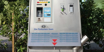 Reisemobilstellplatz - öffentliche Verkehrsmittel - Check-in 365 Tage / 24 h am Automaten. Bezahlung mit Münzen oder Maestro Karte (EC). - Wohnmobil-Stellplatz Lörrach-Basel