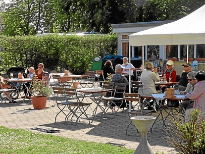 Motorhome parking space - Tennis - Schwarzwald - Gartenwirtschaft beim Stellplatz, Restaurant im Grütt - Wohnmobil-Stellplatz Lörrach-Basel