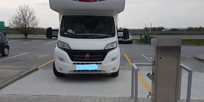 Reisemobilstellplatz - Wohnwagen erlaubt - Serbien - MOL Parkplatz mit Dock Stop - MOL Batrovci Tankstelle/Stellplatz