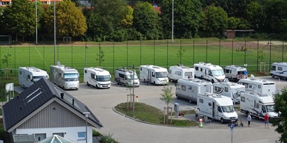 Motorhome parking space - Art des Stellplatz: eigenständiger Stellplatz - Lower Saxony - Einfahrt auf den Platz, links das Servicehaus - Am Badeland