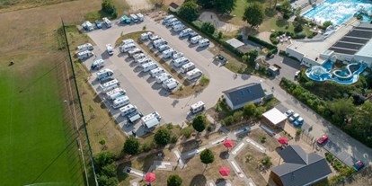 Motorhome parking space - WLAN: am ganzen Platz vorhanden - Lower Saxony - Übersicht mit angrenzendem Badeland, Webcam über Homepage - Am Badeland