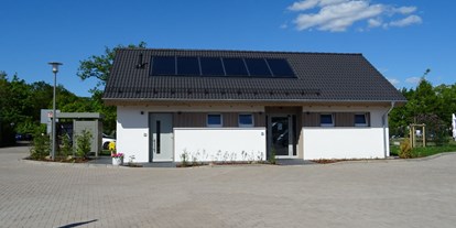 Reisemobilstellplatz - Sauna - Das Servicehaus mit Duschen, Toiletten,Spülraum mit Waschmaschine und Trockner - Am Badeland