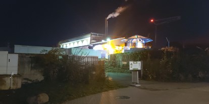 Reisemobilstellplatz - Stromanschluss - Freibad bei Nacht - Am Badeland