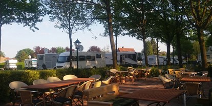 Motorhome parking space - Umgebungsschwerpunkt: Stadt - Jade - Unser Stellplatz aus Sicht des Biergartens vom Restaurant. - Camping- und Stellplatz Westerstede