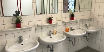 Motorhome parking space - Entsorgung Toilettenkassette - Lower Saxony - Ein kleiner Teil unser Waschhäuser auf dem Campingplatz. - Camping- und Stellplatz Westerstede