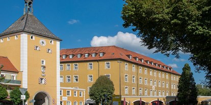 Reisemobilstellplatz - Art des Stellplatz: ausgewiesener Parkplatz - Traunstein (Landkreis Traunstein) - Oberes Stadttor mit Schloss - Fischer-Huber-Parkplatz