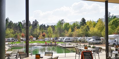 Reisemobilstellplatz - Umgebungsschwerpunkt: am Land - Italien - Cafe mit Terrasse zum Badeteich - Stellplatz Eppan Camping Montiggl